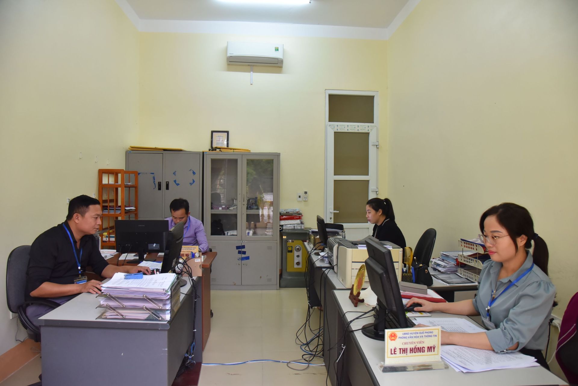Can-bo-phong-van-hoa-va-thong-tin-huyen-Que-Phong-thuc-hien-nhiem-vu-chuyen-mon.JPG