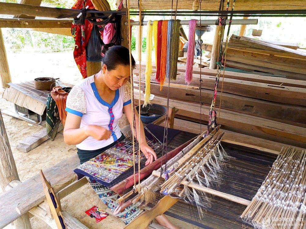 bna-nguoi-dan-ban-na-loi-duy-tri-nghe-det-tho-cam-truyen-thong-anh-hoai-thu-4067.jpg