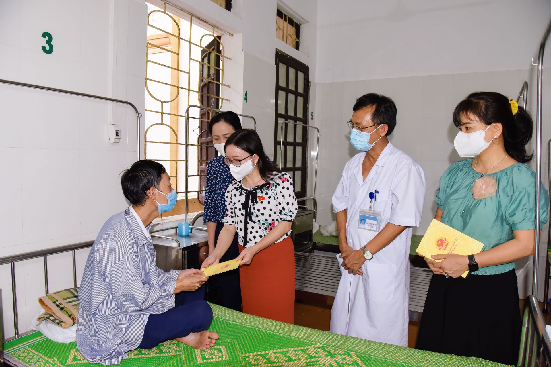 oan-BQH-tinh-tang-cho-benh-nhan-ngheo-ieu-tri-tai-Benh-vien-a-khoa-huyen-Quynh-Luu.jpg