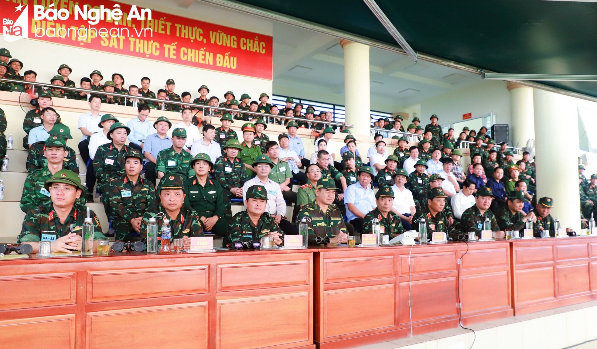 bna-lanh-dao-quan-khu-4-tinh-nghe-an-va-dai-bieu-quan-doi-nhan-dan-lao-tham-quan-thuc-binh-danh-dich-do-bo-duong-khong-trong-dien-tap-kvpt-tinh-nam-2022-anh-thanh-cuong-5927.jpg