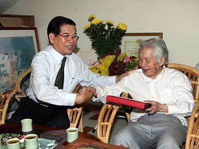 chu-tich-nuoc-nguyen-minh-triet-tang-qua-cho-hoa-si-nguyen-tu-nghiemanhttxvn.jpg