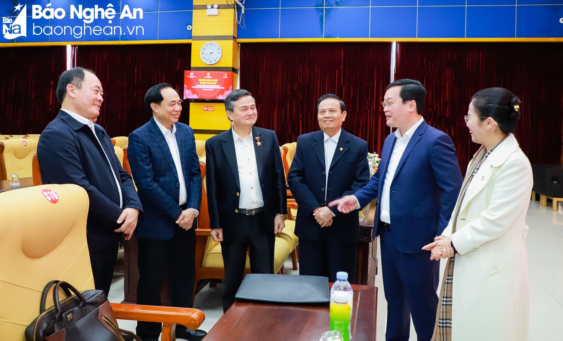bna-chu-tich-ubnd-tinh-nguyen-duc-trung-va-cac-dong-chi-lanh-dao-tinh-trao-doi-cung-lanh-dao-hoi-dong-huong-doanh-nhan-nghe-an-o-ha-noi-9877.jpg