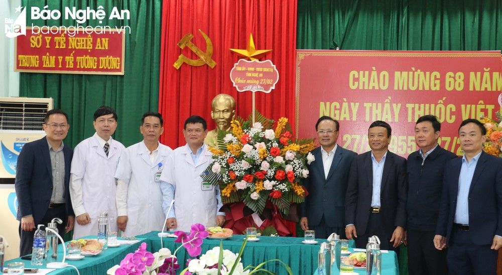 bna-doan-cong-tac-cua-tinh-tang-lang-hoa-chuc-mung-trung-tam-y-te-huyen-tuong-duong-anh-my-ha-8374.jpg