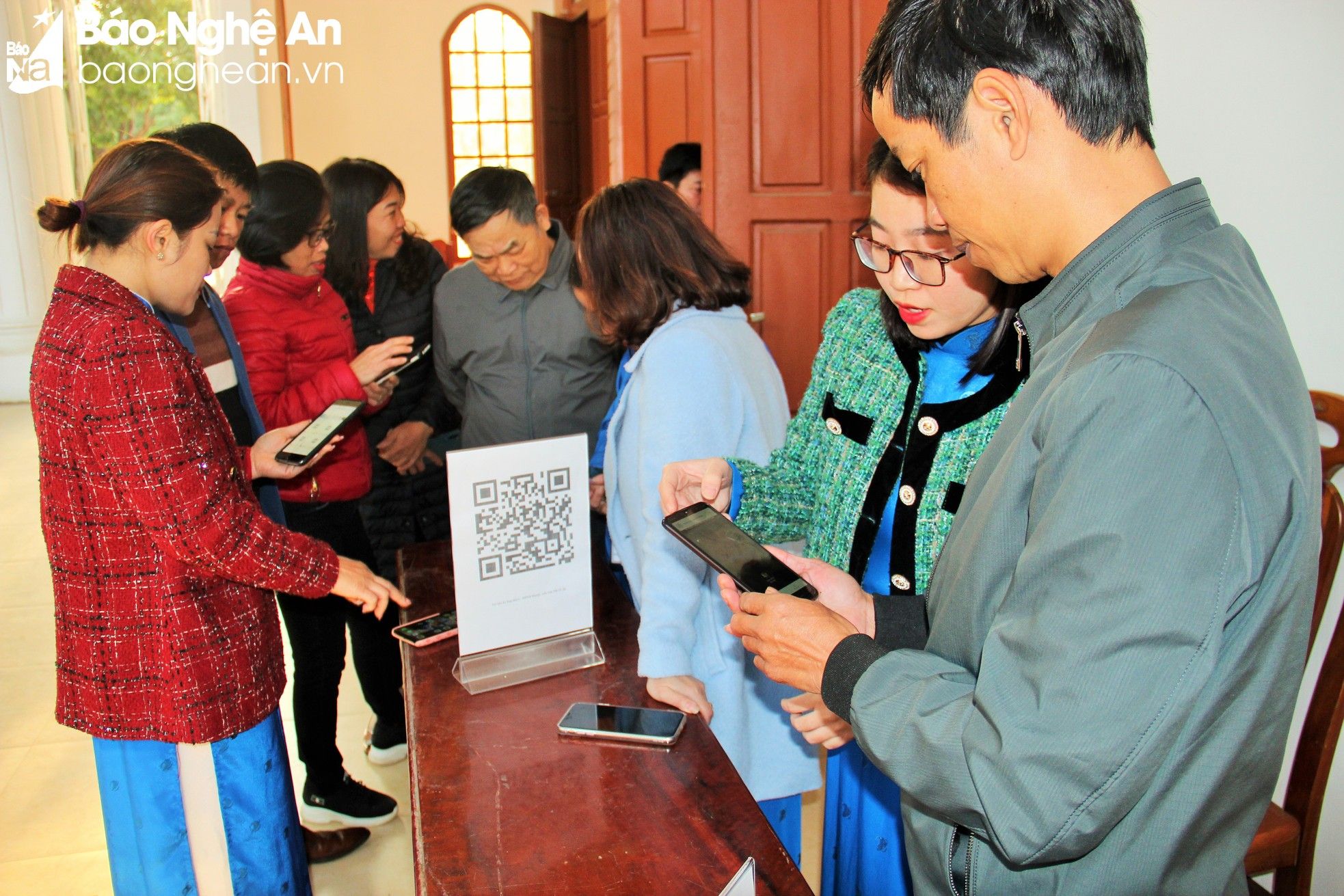 bna-dai-bieu-hdnd-huyen-anh-son-su-dung-dient-hoai-thong-minh-tai-tai-lieu-tai-ky-hop-khong-giay-anh-hoang-vinh-5029.jpg