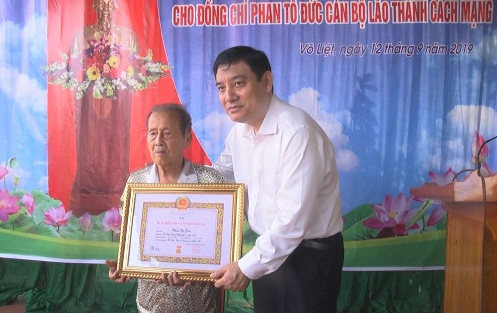 ong-vinh-trao-huy-hieu-80-nam-tuoi-ang.jpg