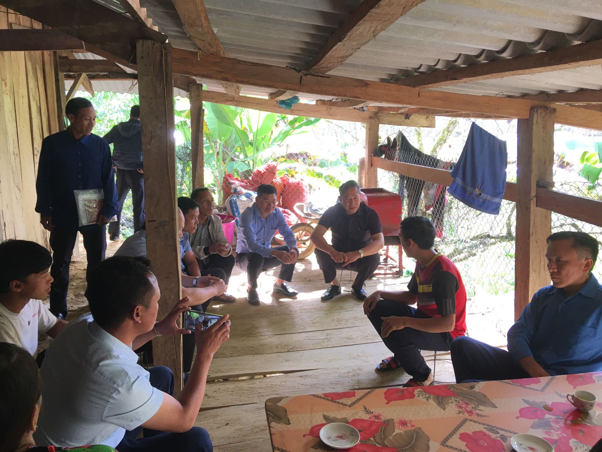 to-giam-sat-cua-thuong-truc-hnd-tinh-lai-chau-gap-go-nghe-y-kien-cua-nguoi-truc-tiep-tham-gia-cong-viec-o-thon-ban---anh-pham-cuong.jpg