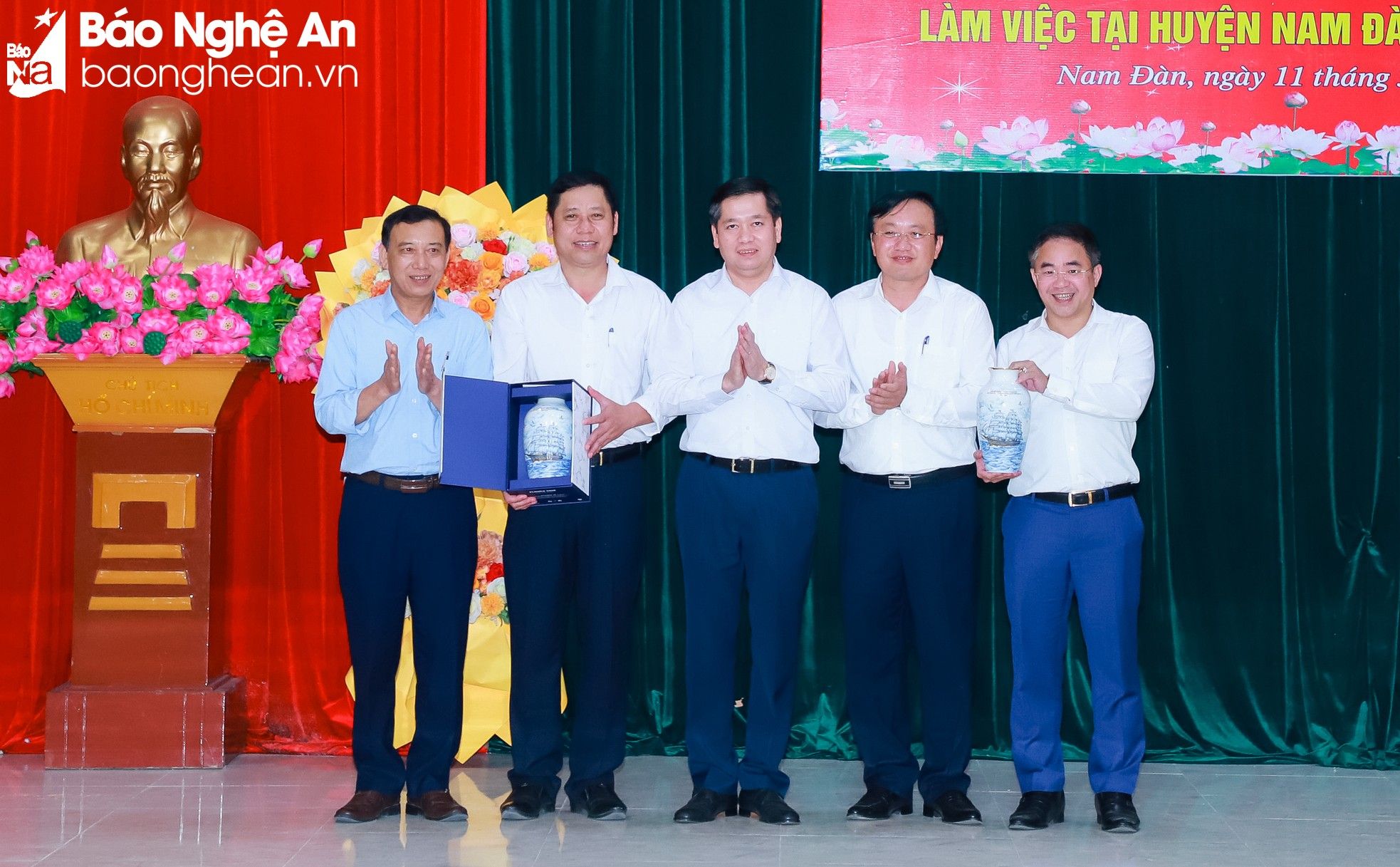 bna-ban-can-su-lop-boi-duong-cap-nhat-kien-thuc-doi-voi-cac-dong-chi-uy-vien-du-khuyet-ban-chap-hanh-trung-uong-tang-qua-luu-niem-den-huyen-nam-dan-va-xa-nam-giang-2825--n1.jpg