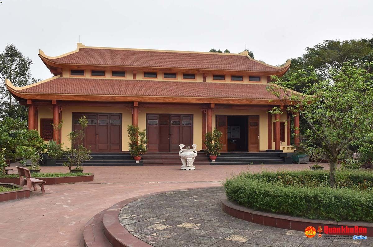 nha-tuong-niem-ai-tuong-chu-huy-man-tai-que-huong-hung-hoa-tp_-vinh_-anh-cong-kien.jpg