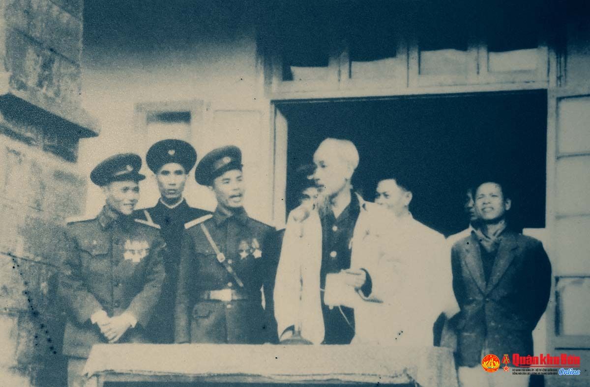 ong-chi-chu-huy-man-ngoai-cung-ben-trai-chup-anh-cung-bac-ho-luc-ve-tham-nghe-an-1961.jpg