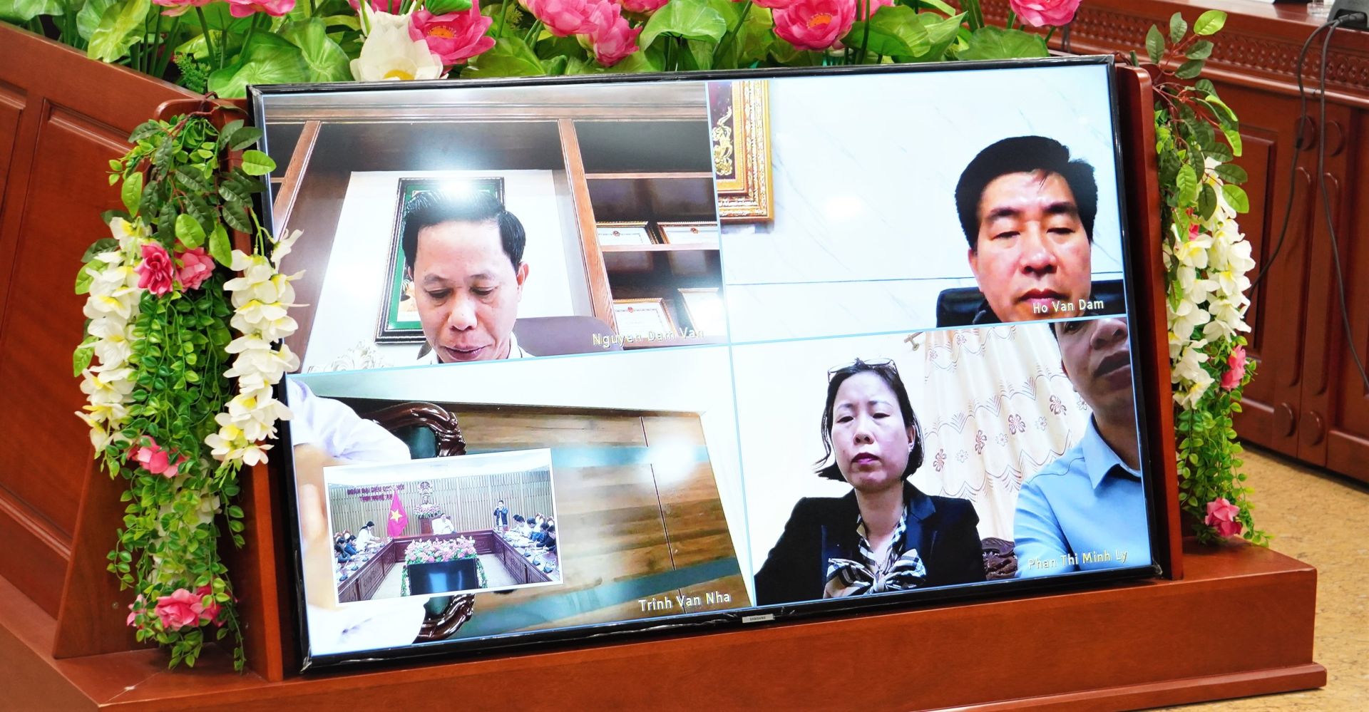 cac-thanh-vien-ban-van-hoa---xa-hoi-hnd-tinh-du-hop-truc-tuyen.jpg