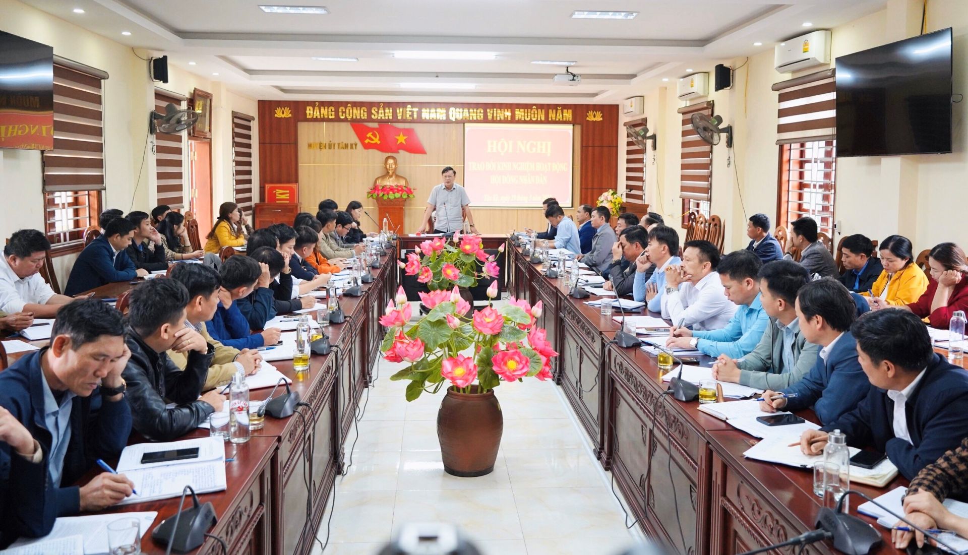1toan-canh-hoi-nghi.jpg