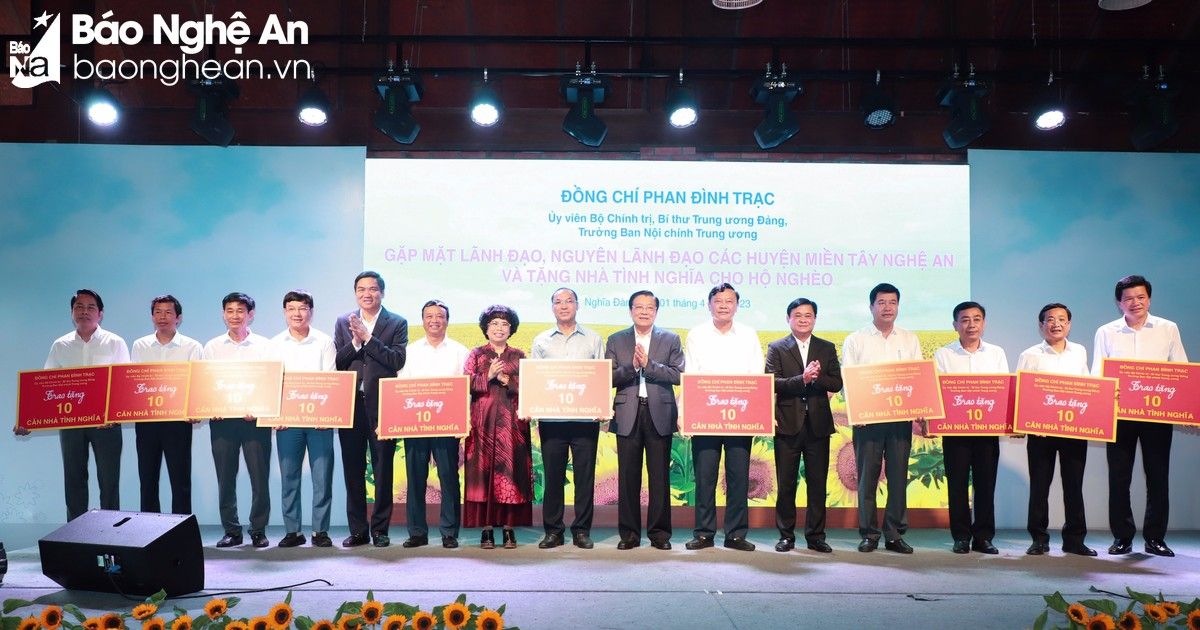 Đồng chí Phan Đình Trạc trao hỗ trợ xây dựng nhà cho người nghèo 11 địa phương miền núi của tỉnh Nghệ An