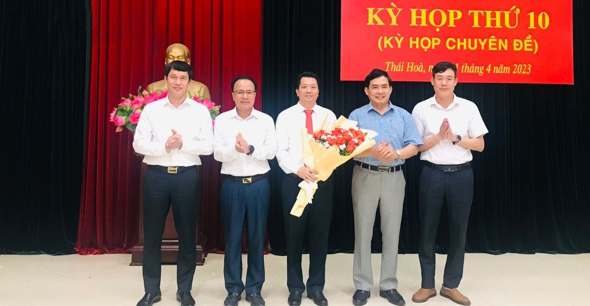 Đồng chí Chu Anh Tuấn được bầu giữ chức vụ Chủ tịch UBND thị xã Thái Hòa