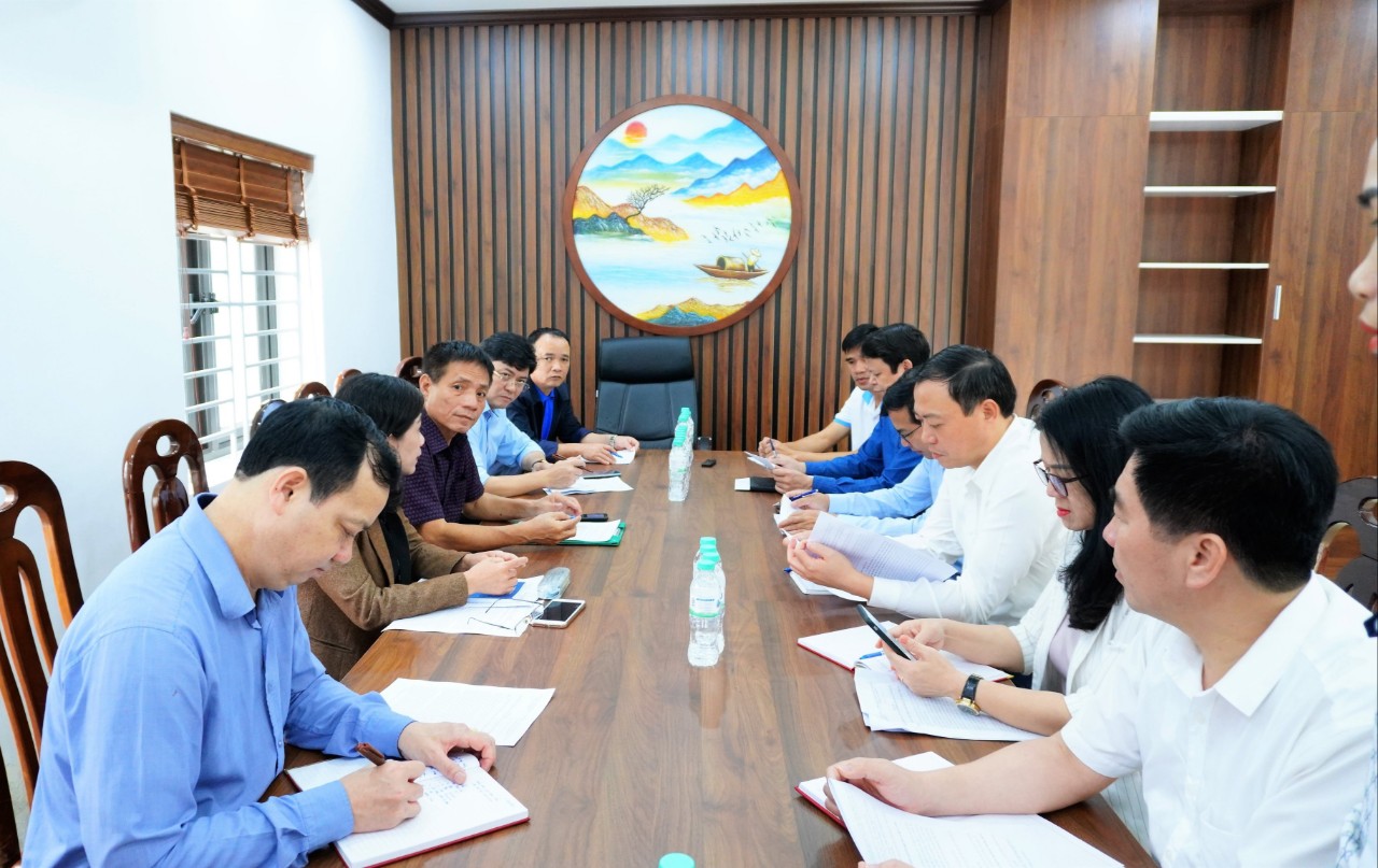 quang-canh-buoi-lam-viec.jpg