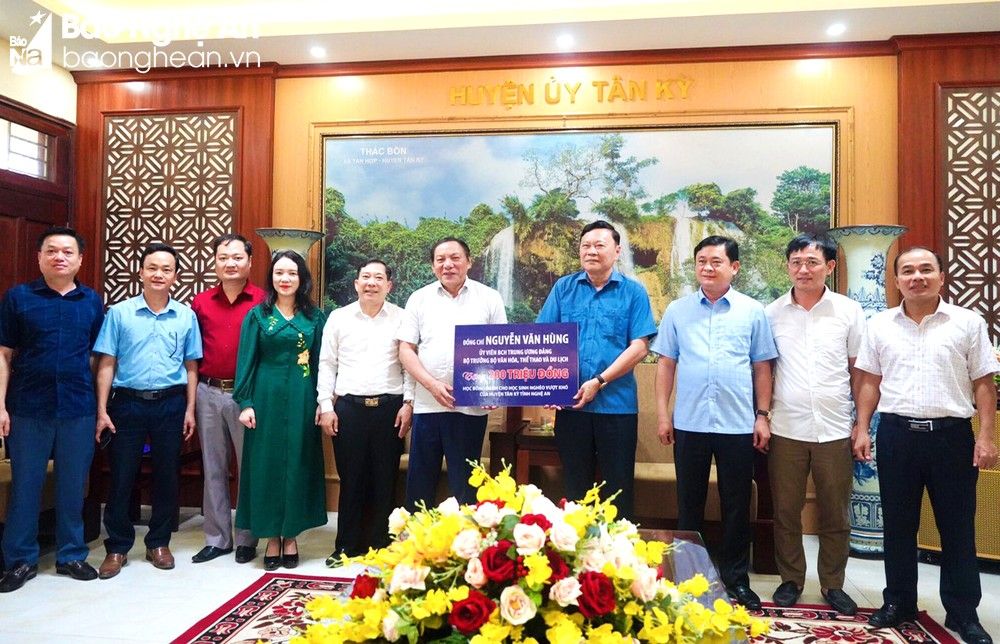 bna-dong-chi-nguyen-van-hung-uy-vien-bch-trung-uong-dang-bo-truong-bo-van-hoa-the-thao-va-du-lich-da-trao-200-trieu-dong-hoc-bong-danh-cho-hoc-sinh-ngheo-vuot-kho-tien-cua-huyen-tan-ky-926.jpg