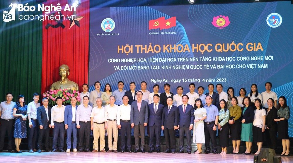 bna-cac-dai-bieu-chup-anh-luu-niem-tai-hoi-thao-anh-mh-1992.jpg