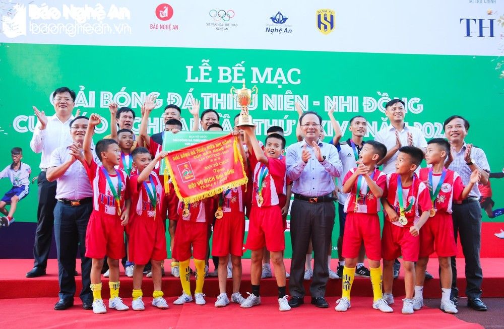 bna-cac-dong-chi-lanh-dao-tinh-va-ban-to-chuc-giai-bong-da-tn-nd-cup-bao-nghe-an-trao-cup-vo-dich-cho-doi-nhi-dong-tan-ky-nam-2022-anh-duc-anh-9581.jpg