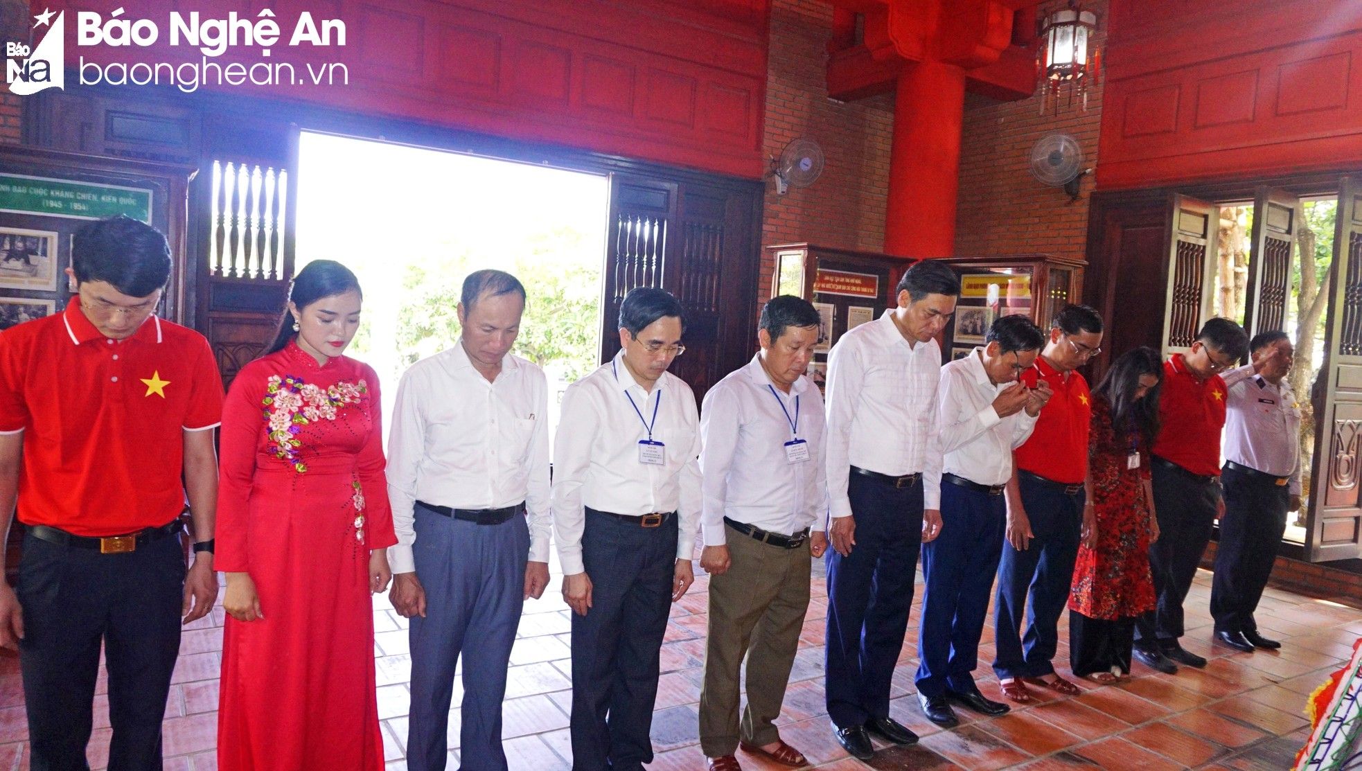 bna-doan-cong-tac-tinh-nghe-an-dang-huong-tuong-niem-manh-hung-5306.jpg
