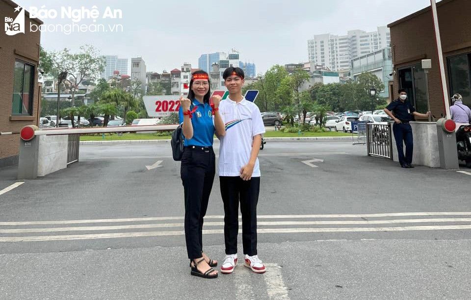 bna-nguyen-quoc-cuong-va-co-giao-chu-nhiem-khi-tham-du-cuoc-thi-duong-len-dinh-olympia-anh-nvcc-7403.jpg