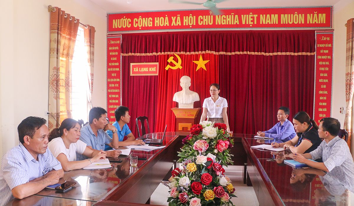chi-lo-thi-thuy-chu-tri-cuoc-hop-tai-ubnd-xa-lang-khe-anh-kl.jpg