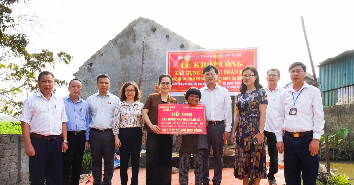 Đoàn Đại biểu Quốc hội tỉnh trao tiền ủng hộ xây dựng nhà đại đoàn kết tại Yên Thành