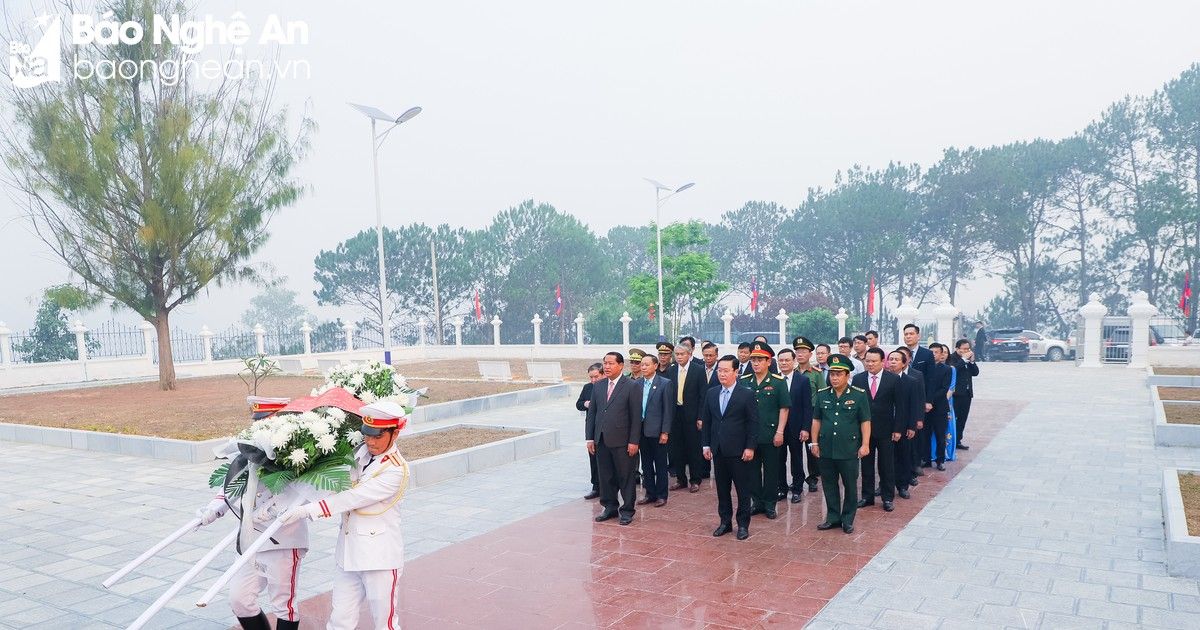 Đoàn đại biểu tỉnh Nghệ An dâng hương tưởng niệm các Anh hùng liệt sĩ hy sinh trên đất bạn Lào