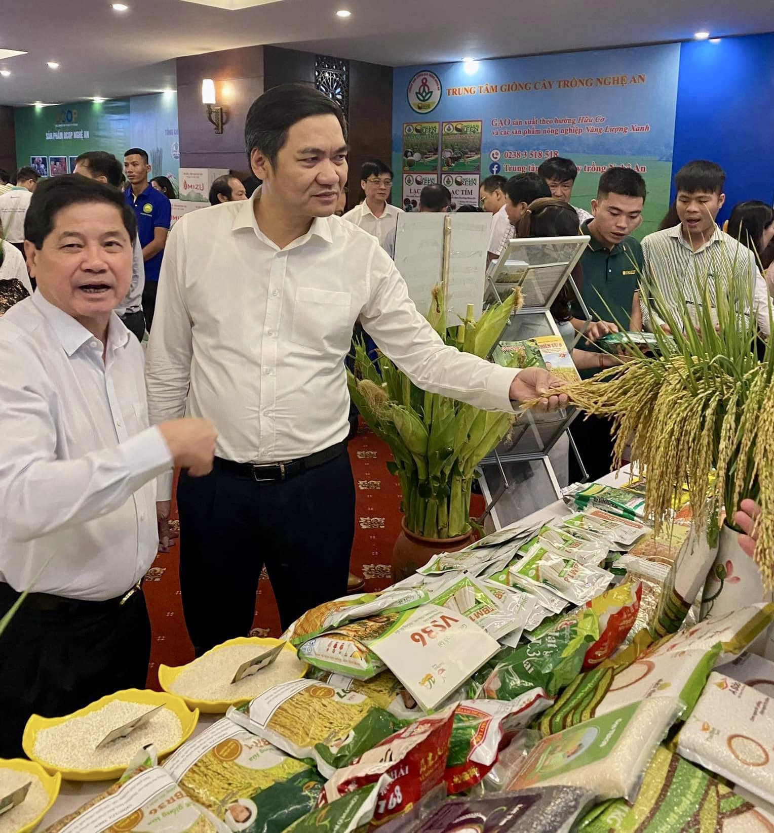 thu-truong-le-quoc-doanh-va-pho-bi-thu-tinh-uy-nghe-an-hoang-nghia-hieu-tham-gian-hang-cua-thaibinh-seed.jpg