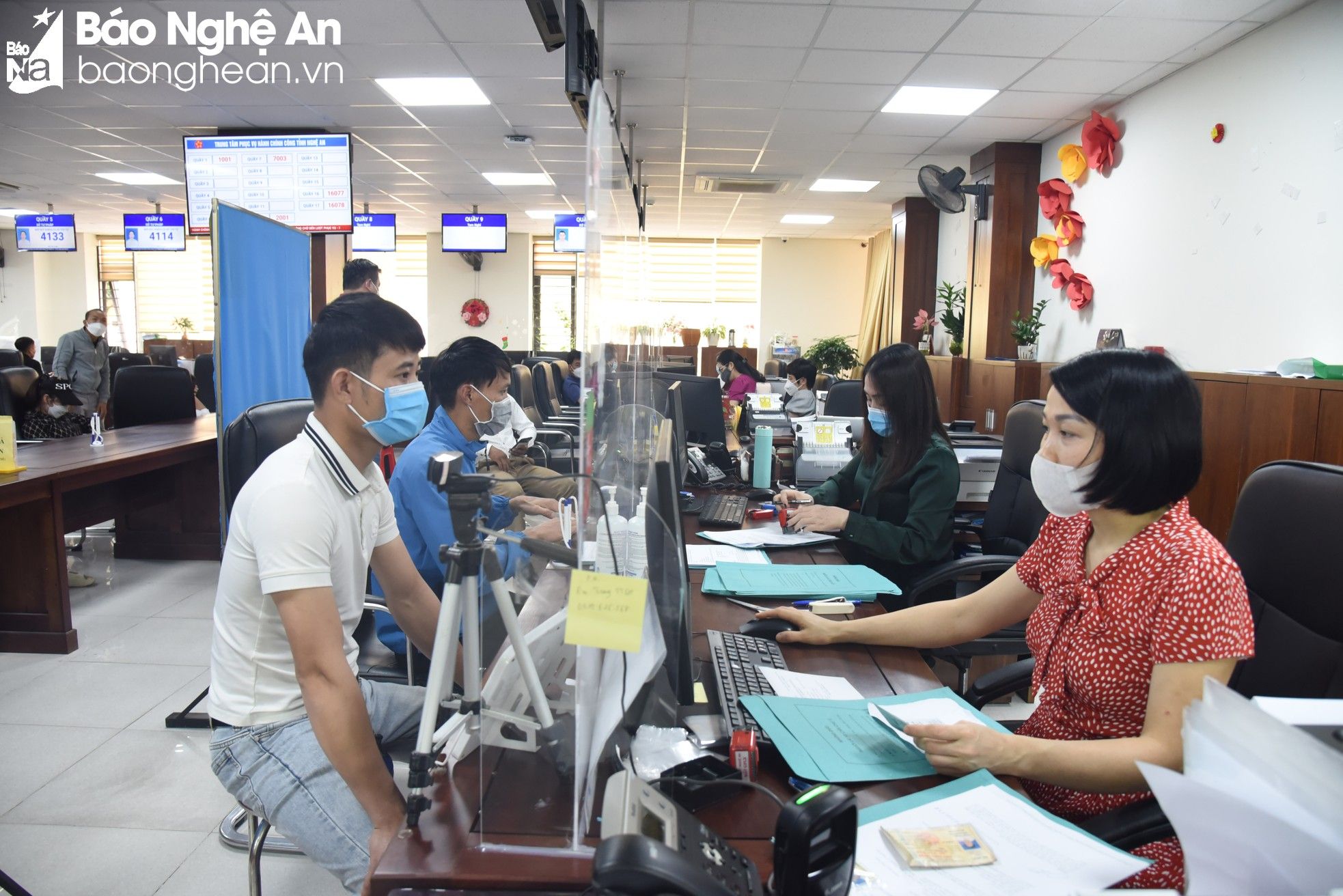 bna-can-bo-so-giao-thong-van-tai-giai-quyet-thu-tuc-hanh-chinh-cho-nguoi-dan-tai-trung-tam-phuc-vu-hanh-chinh-cong-tinh-anh-thanh-le-8375.jpg