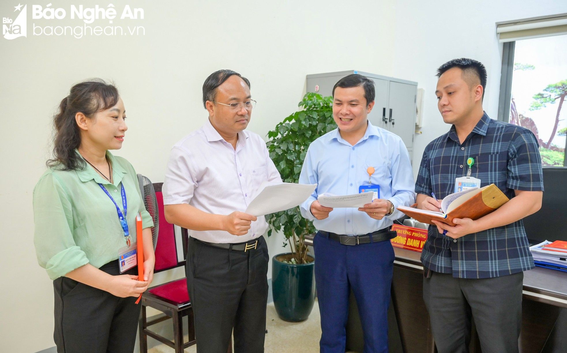 bna-dong-chi-nguyen-viet-hung-giam-doc-so-noi-vu-trao-doi-cong-viec-voi-can-bo-cac-phong-ban-thanh-cuong-7990--n1.jpg