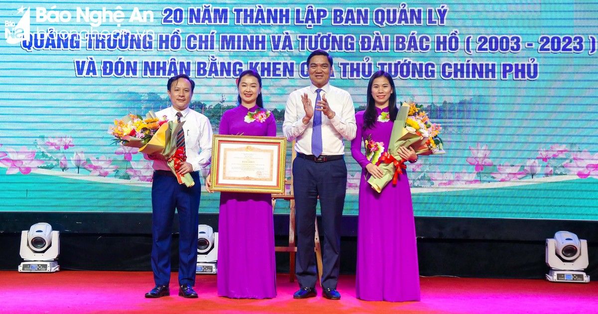 Trao tặng Bằng khen Thủ tướng Chính phủ cho Ban Quản lý Quảng trường Hồ Chí Minh và Tượng đài Bác Hồ