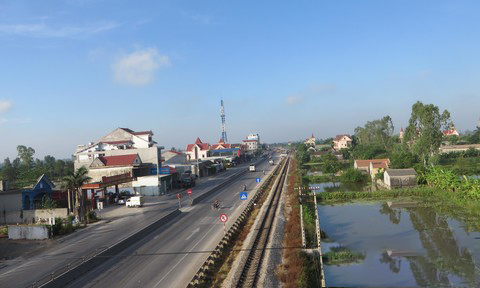 tren-dinh-cau-vuot-nhin-xuong-nga-ba-yen-ly_2816_1690_603-copy.jpg