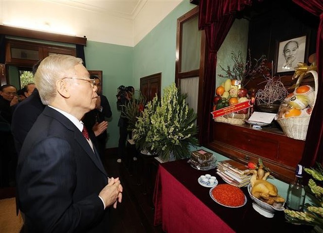 tong-bi-thu-nguyen-phu-trong-dang-huong-tai-nha-67-tuong-nho-chu-tich-ho-chi-minh-nhan-tet-nguyen-an-quy-mao-2023.jpg