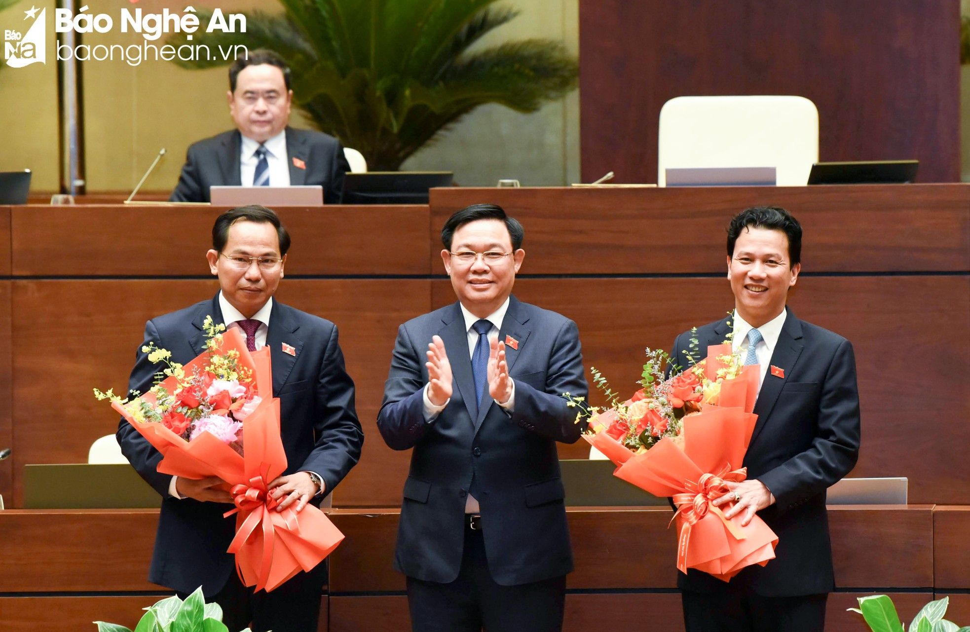 bna-ctqh-vuong-dinh-hue-tang-hoa-tan-chu-nhiem-uy-ban-tai-chinh-ngan-sach-le-quang-manh-va-tan-bo-truong-bo-tai-nguyen-va-moi-truong-dang-quoc-khanh-1097.jpg