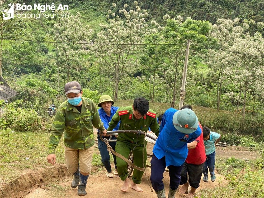 bna-cong-an-huyen-tuong-duong-va-cong-an-xa-xieng-my-tuong-duong-ho-tro-van-chuyen-nguyen-vat-lieu-3252.jpg
