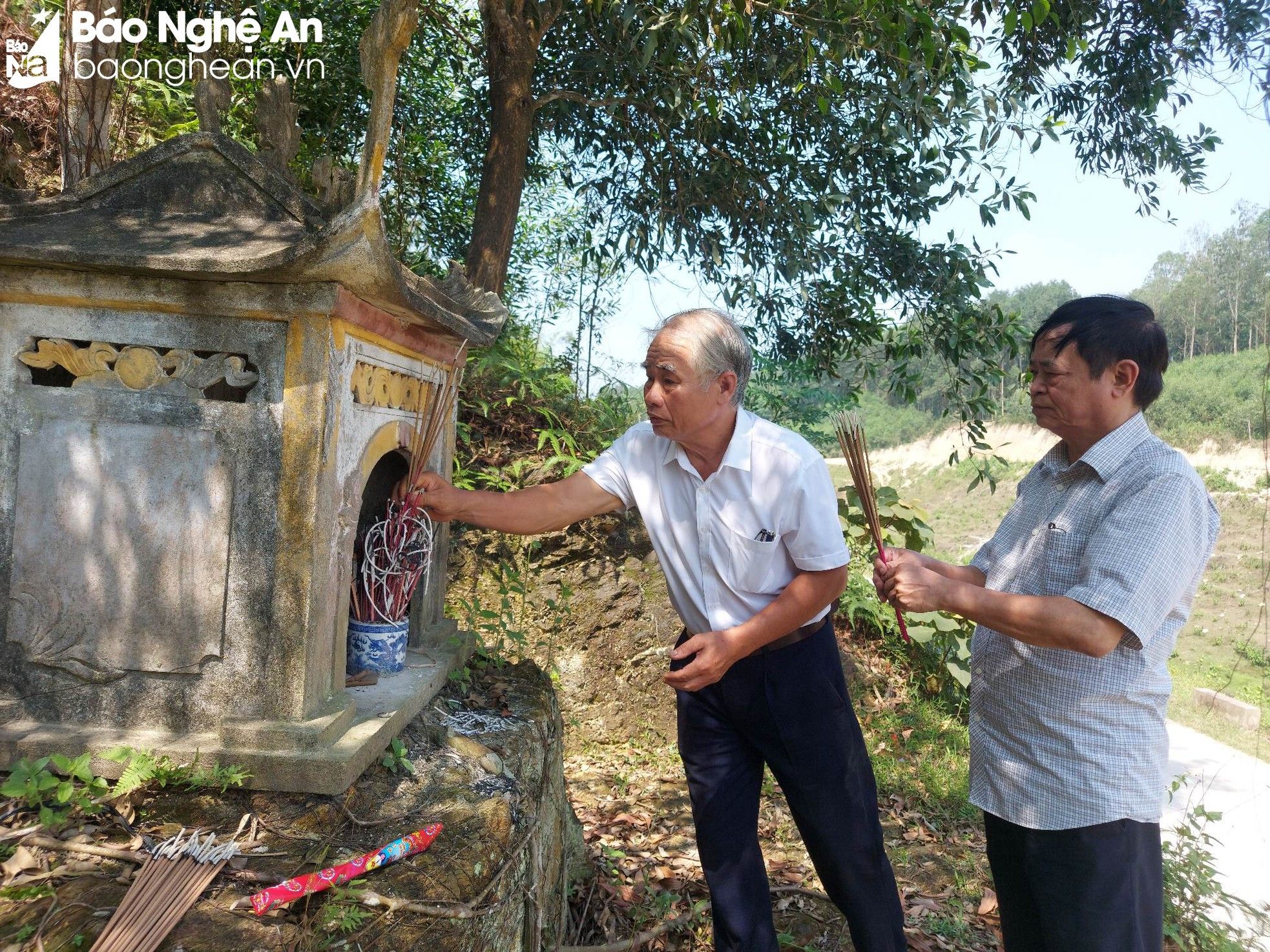 bna-ngoi-mieu-nho-ven-duong-do-nguoi-trong-coi-tram-bom-dung-nen-de-huong-khoi-cho-nhung-nguoi-tu-nan-tai-cong-hiep-hoa-7826.jpg