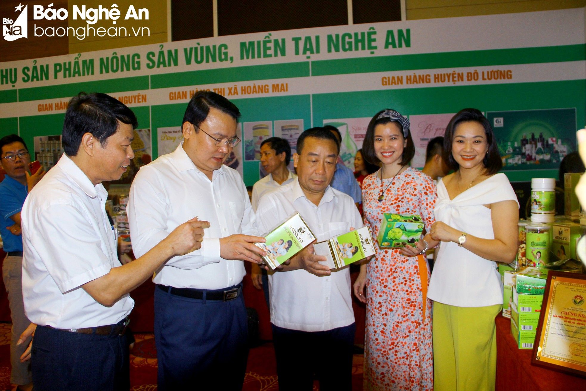 bna-cac-dai-bieu-tham-quan-nhung-gian-hang-duoc-trung-bay-tai-hoi-nghi-anh-quang-an-6426--n1.jpg