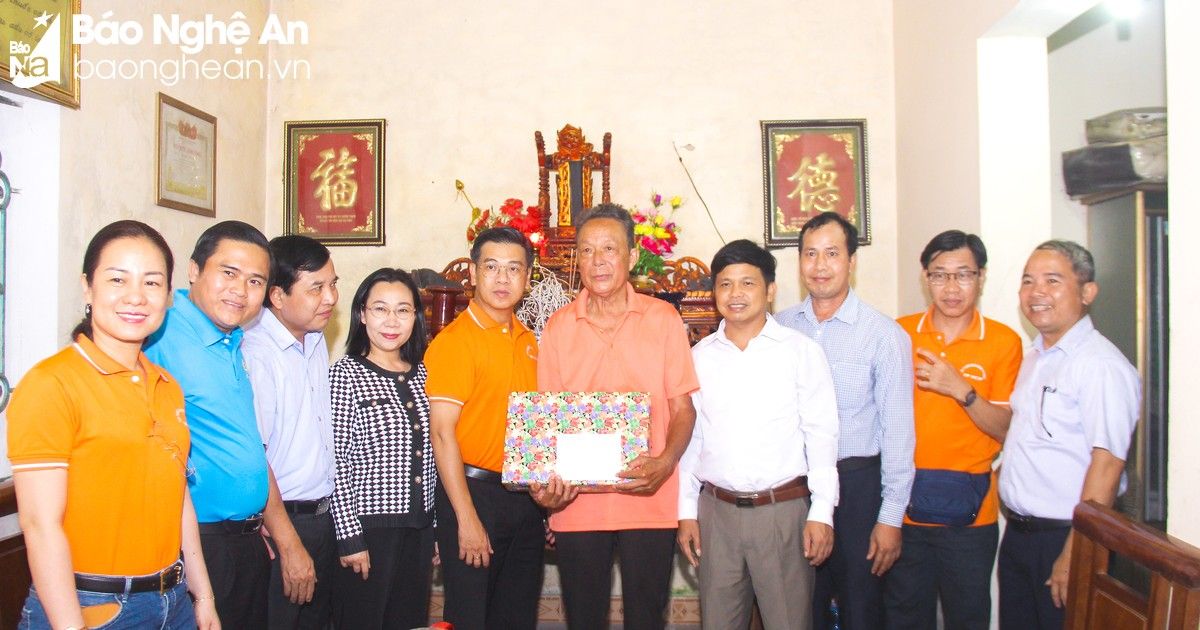 Đoàn công tác Thành phố Hồ Chí Minh thăm, tặng quà gia đình chính sách tại thành phố Vinh