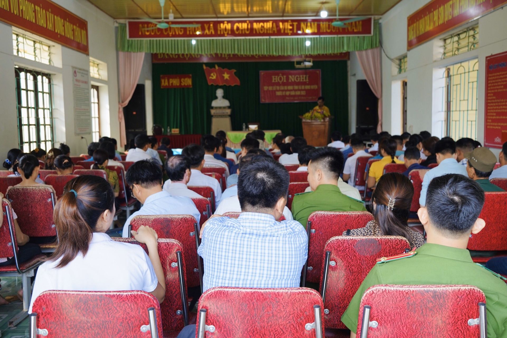 toan-canh-cuoc-tiep-xuc-cu-tri-tai-xa-phu-son.jpg
