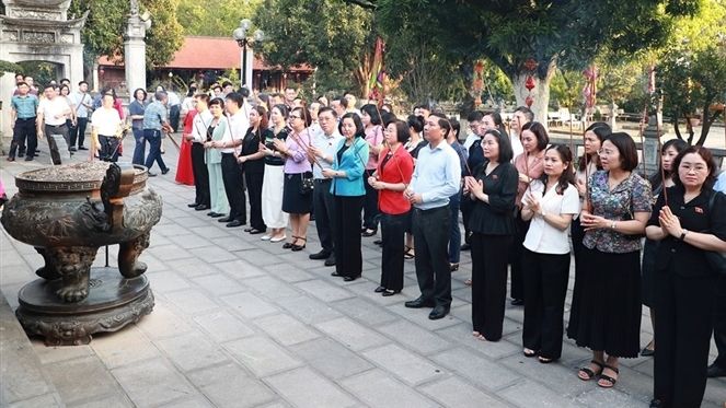 Đại biểu Quốc hội dâng hương tại Đền Hai Bà Trưng, huyện Mê Linh