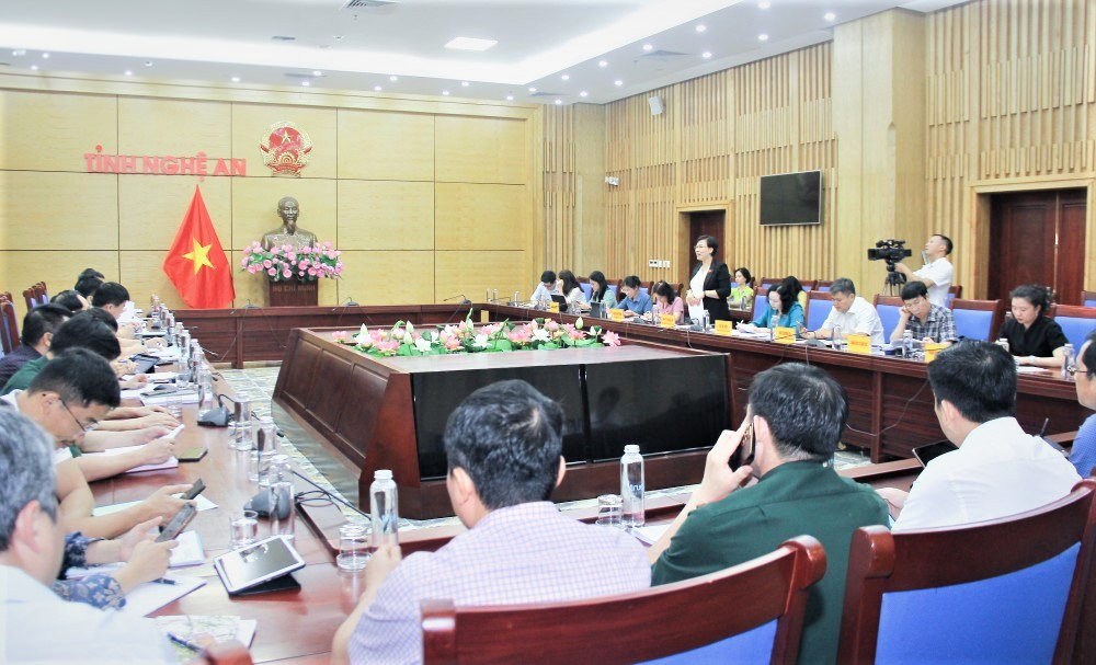 khac-phuc-tinh-trang-dan-can-chinh-sach-co-tien-ma-khong-tieu-duoc--n1.jpg