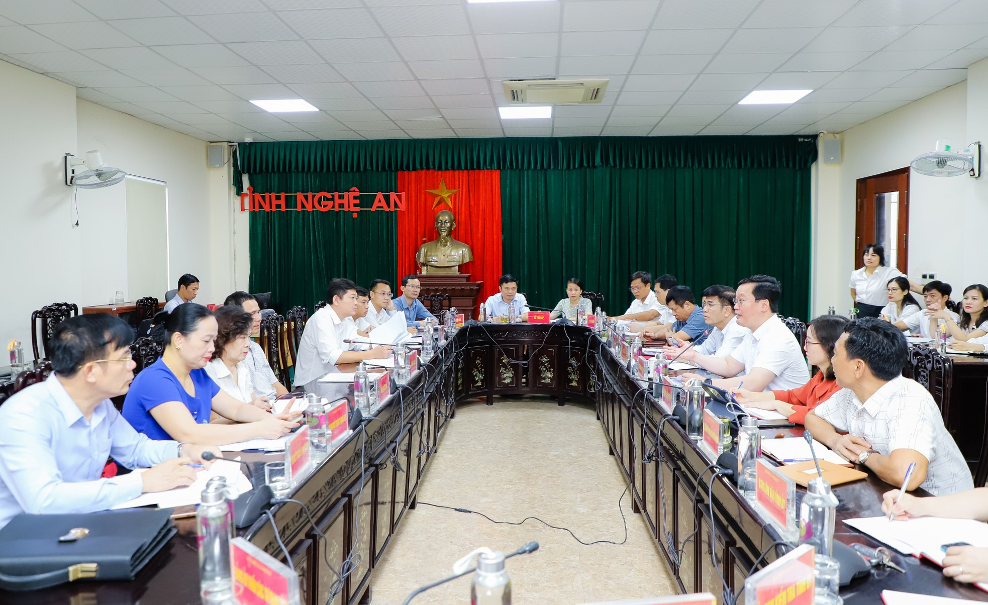 chu-tich-ubnd-tinh-nguyen-duc-trung-tiep-cong-dan-dinh-ky-thang-6--n1.jpg