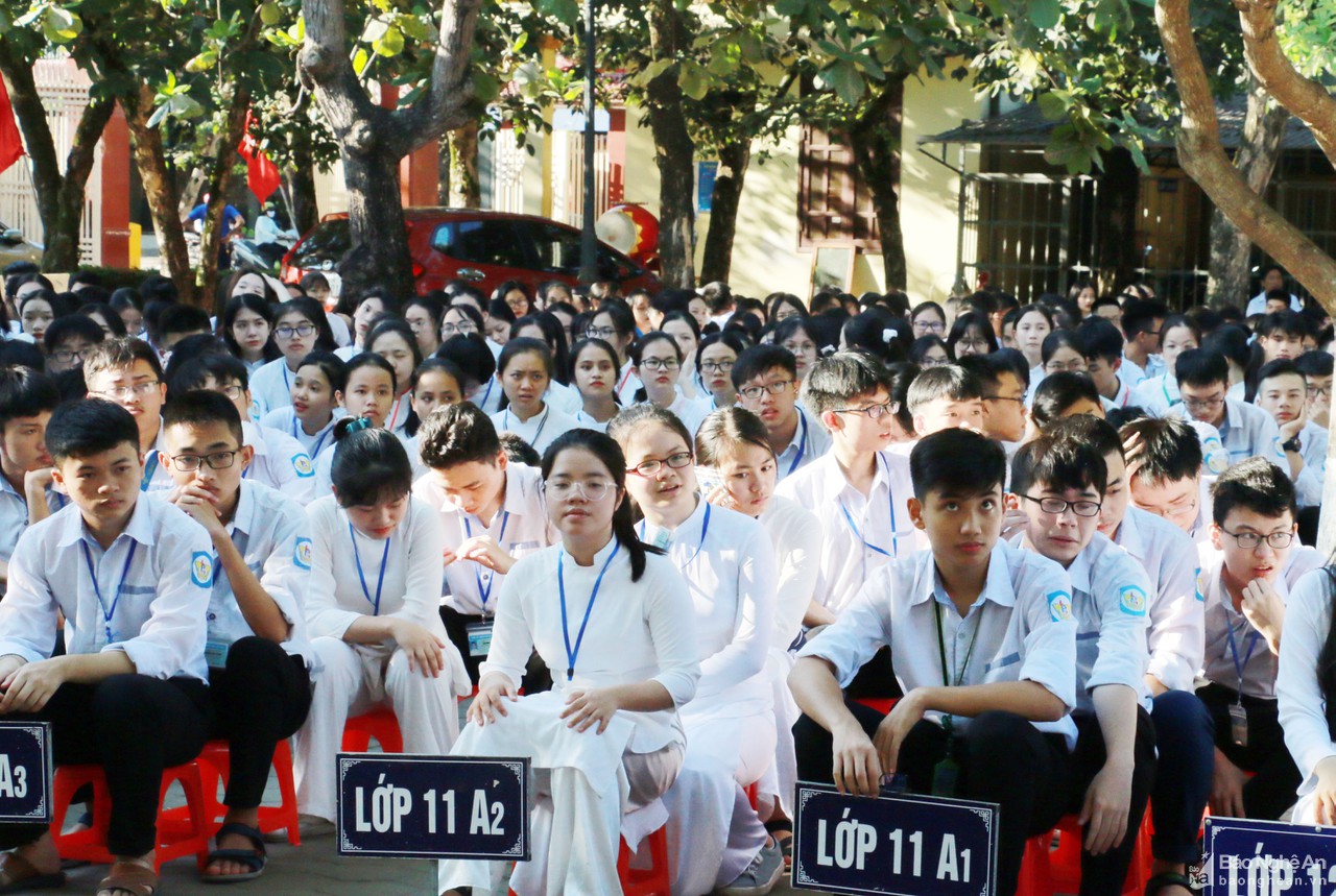 thuong-truc-hdnd-tinh-nghe-an-thong-nhat-xay-dung-chinh-sach-uu-dai--moi-doi-voi-truong-thpt-chuyen-phan-boi-chau--n1.jpg