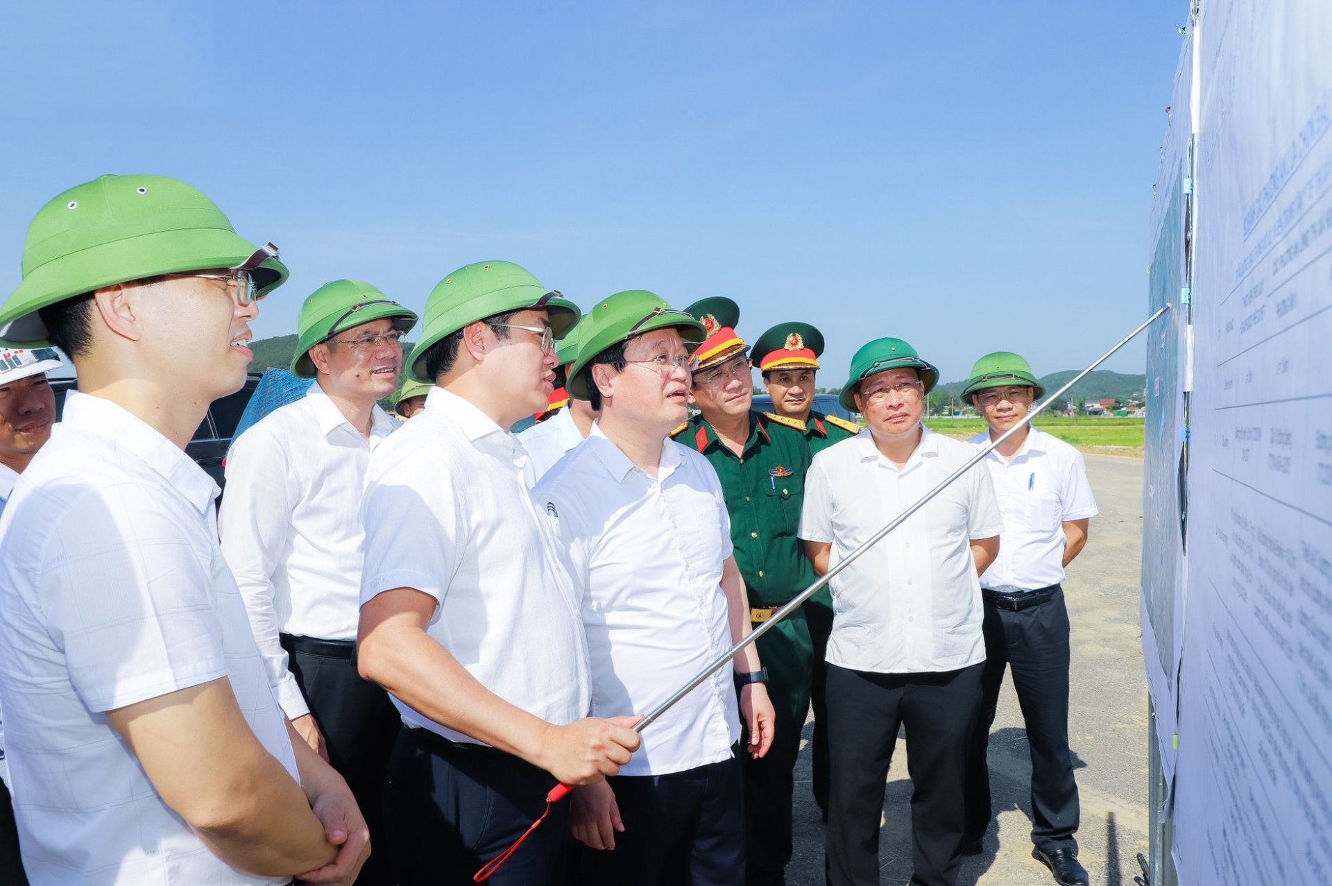 Chủ tịch UBND tỉnh Nguyễn Đức Trung thăm, kiểm tra các dự án trên địa bàn thị xã Hoàng Mai
