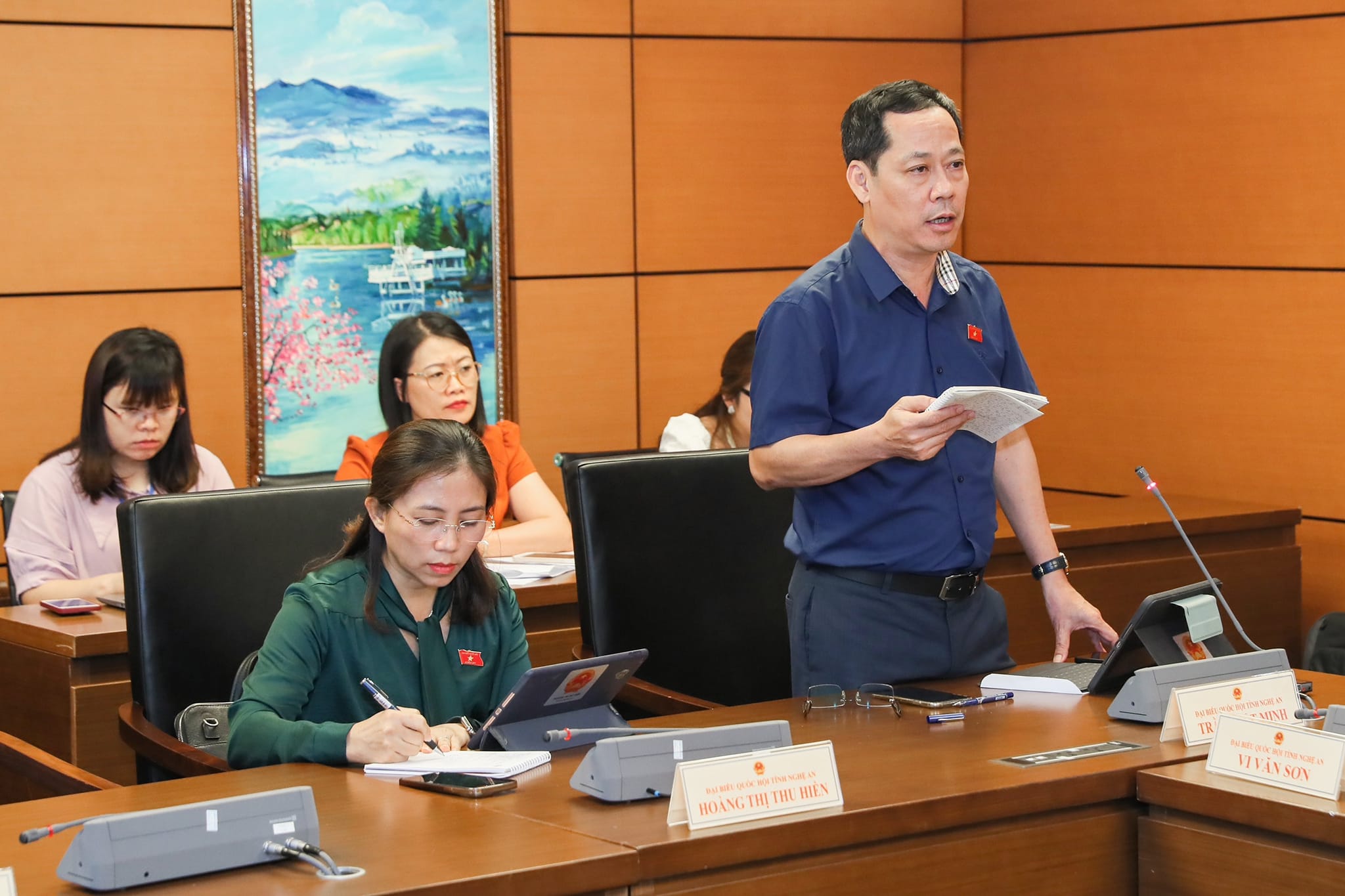 doan-dai-bieu-quoc-hoi-nghe-an-thao-luan-tai-to-ve-du-an-luat-nha-o-sua-doi--n3.jpg