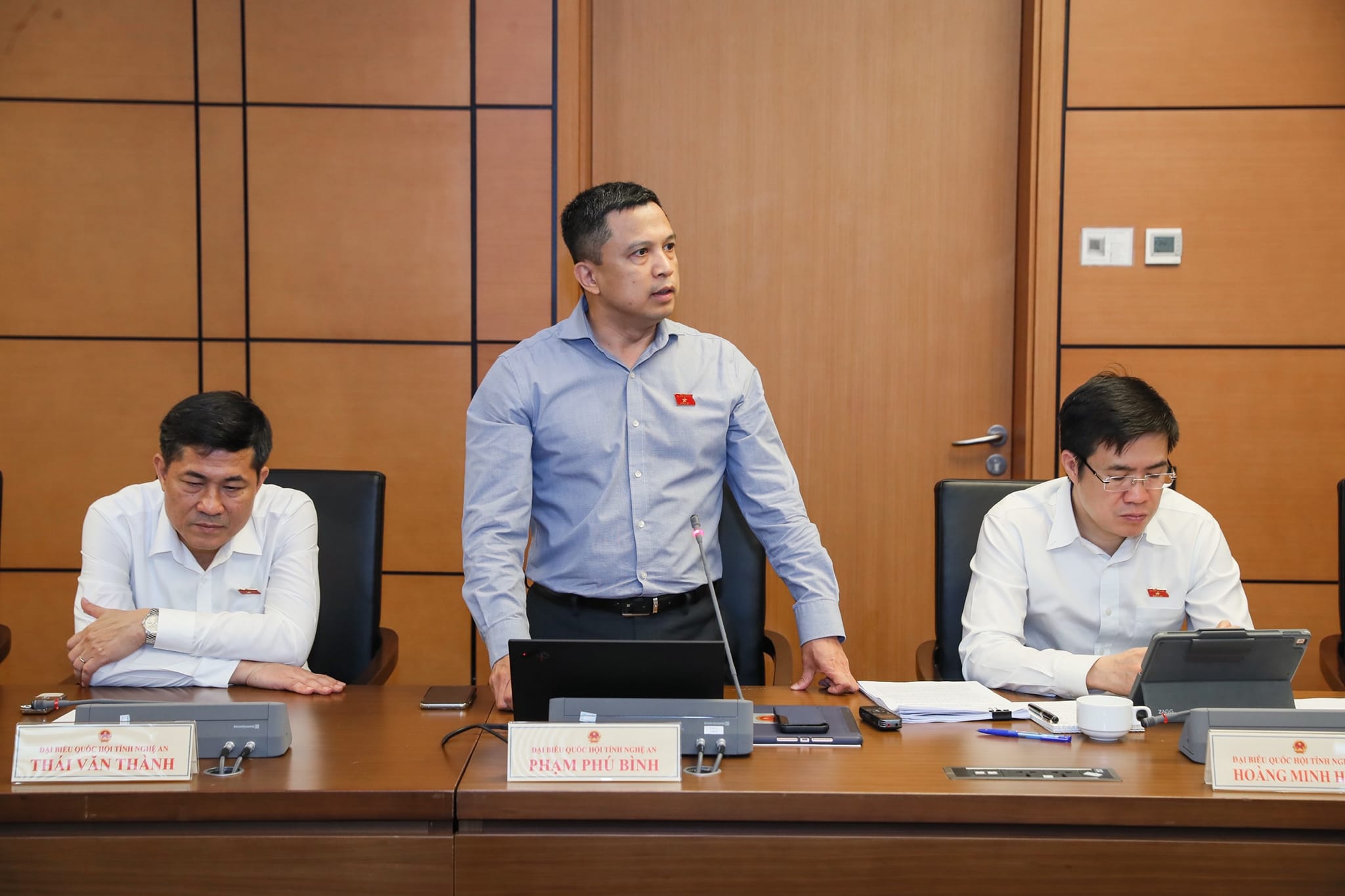 doan-dai-bieu-quoc-hoi-nghe-an-thao-luan-tai-to-ve-du-an-luat-nha-o-sua-doi--n5.jpg