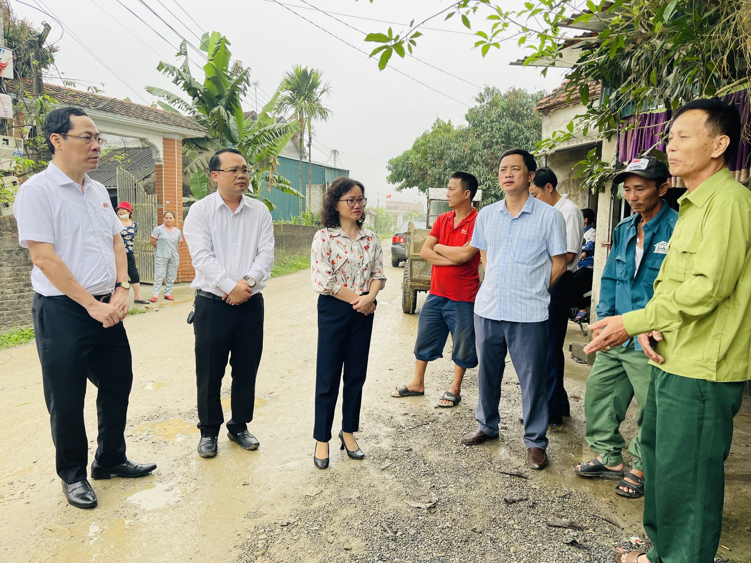 nguoi-dan-xa-quynh-vinh-thi-xa-hoang-mai-mon-moi-cho-doi-hon-200-met-duong-giao-thong-di-xa-tan-thang-huyen-quynh-luu-duoc-nang-cap--n1.jpg