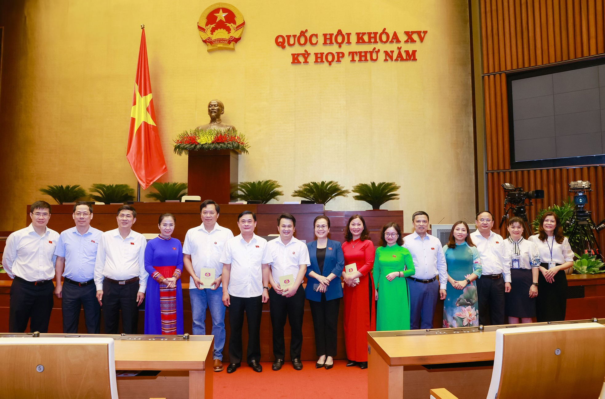 doan-dai-bieu-quoc-hoi-nghe-an-chuc-mung-nhom-tac-gia-bao-nghe-an-dat-giai-dien-hong-lan-thu-nhat--n3.jpg