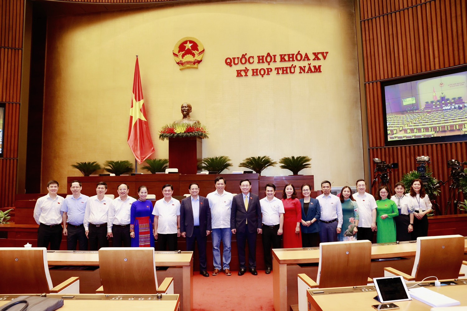 doan-dai-bieu-quoc-hoi-nghe-an-chuc-mung-nhom-tac-gia-bao-nghe-an-dat-giai-dien-hong-lan-thu-nhat.jpg