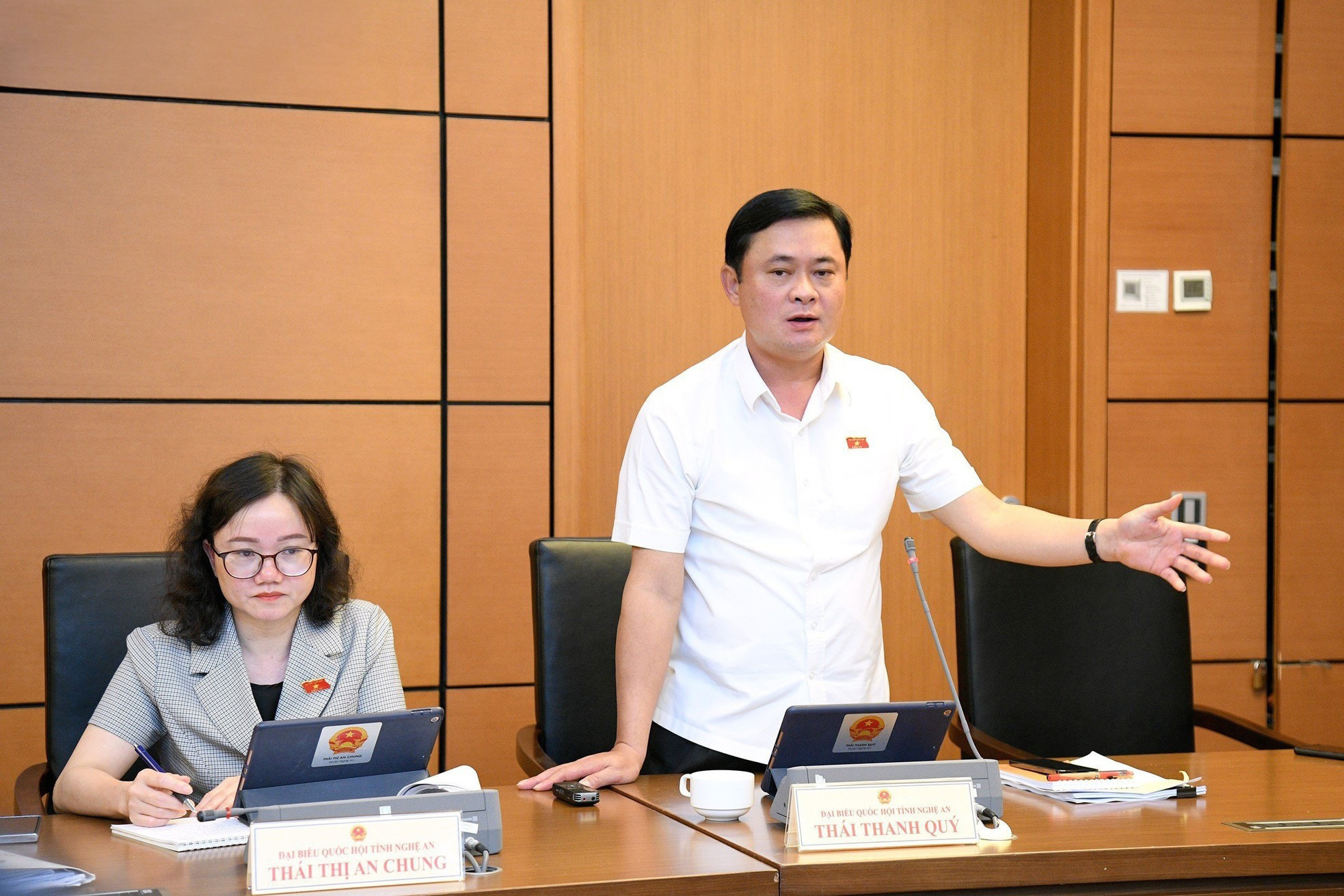 Đoàn ĐBQH Nghệ An thảo luận tại Tổ về dự án Luật Đất đai (sửa đổi)