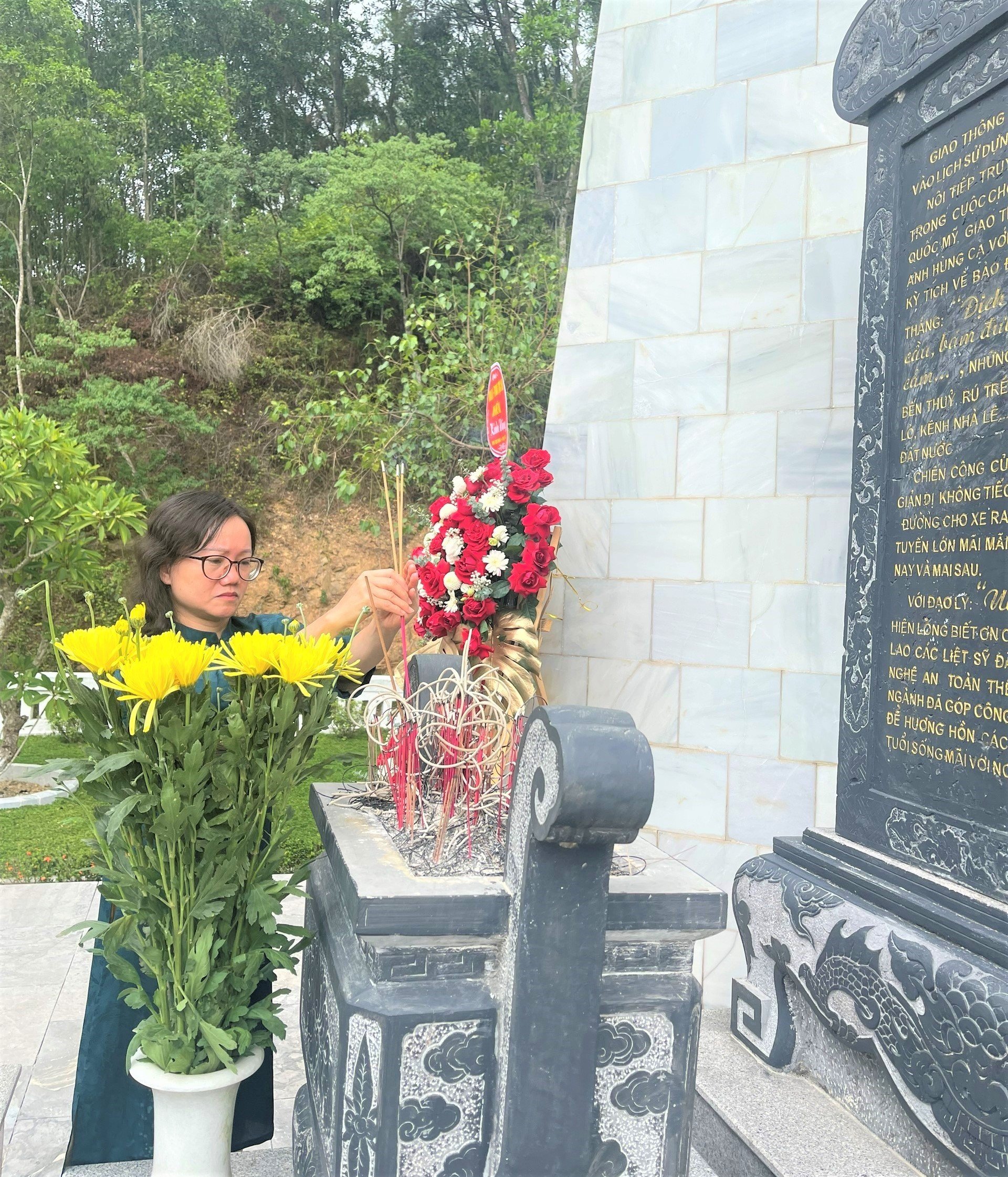 doan-dai-bieu-quoc-hoi-tinh-va-thuong-truc-hoi-dong-nhan-dan-tinh-dang-huong-dang-hoa-tai-nghia-trang-liet-si-nganh-giao-thong-van-tai-nghe-an--n1.jpg